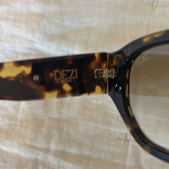 DEZI Charge It Tortoise Sunglasses - Picture 11 of 15